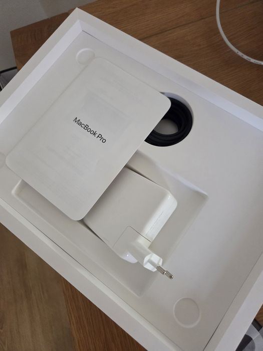 Macbook Pro late 2023 M3 pro 12core cpu 18core gpu