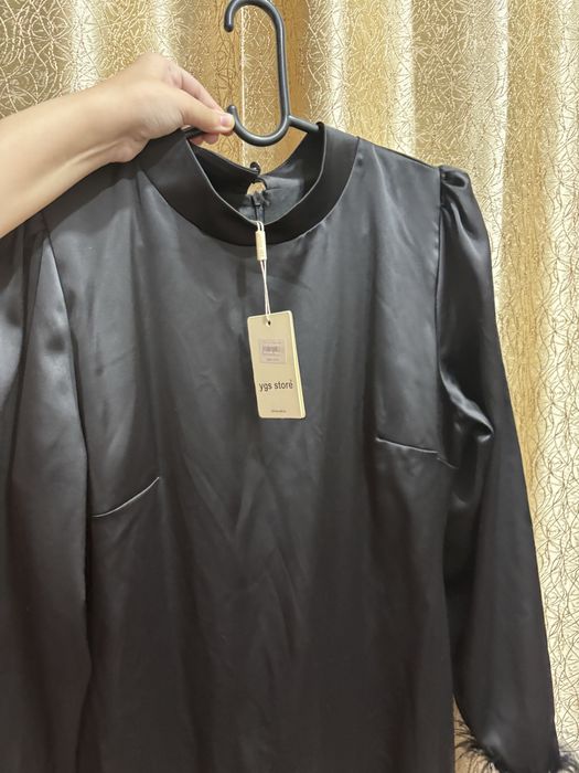 Атласное длинное платье с перьями