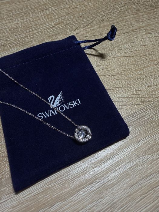 Колие Сваровски/Swarowski в кръгла форма с централен бял камък