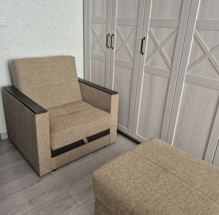 Продам диван книжку, кресло, пуфик