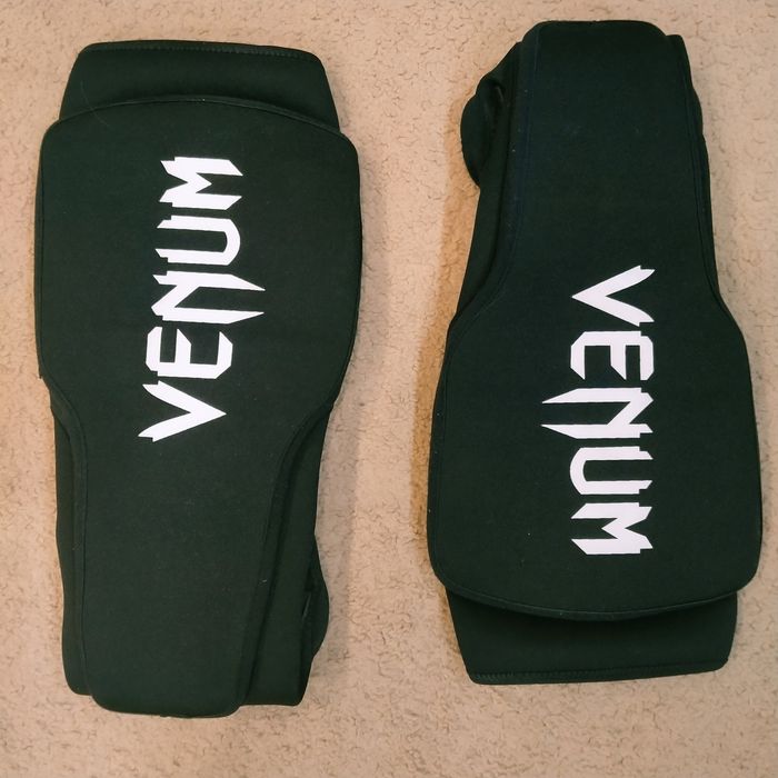 Спорт ( шлем,щитки)