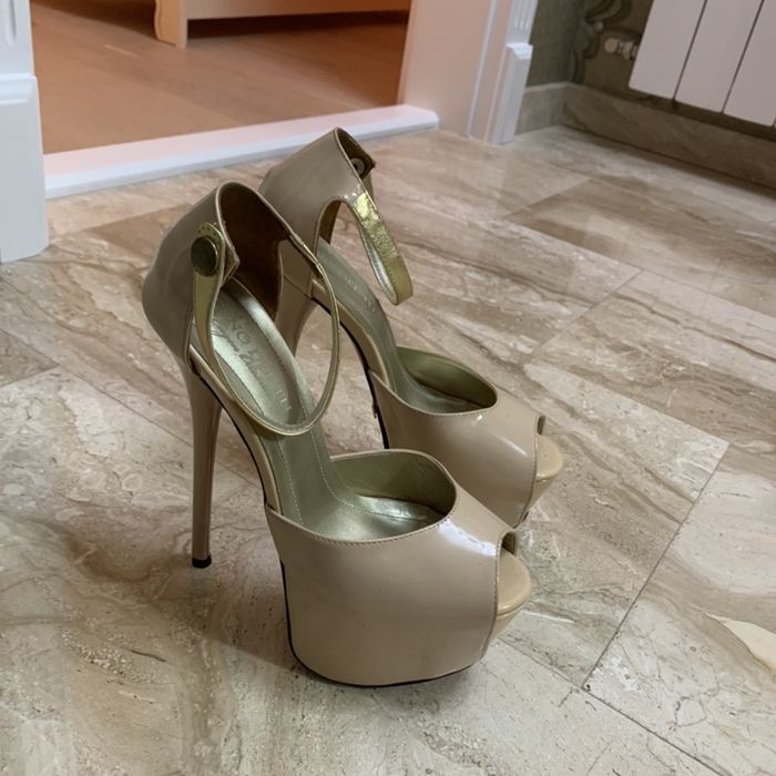 Sandale cu platforma,model deosebit!