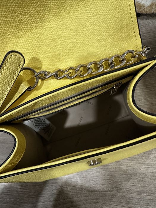 Жълта чанта Guess