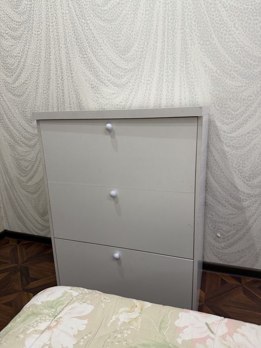 белый деревянный комод