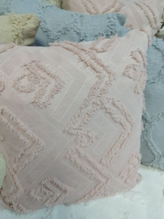 Декоративни възглавнички с текстуриран геометричен дизайн