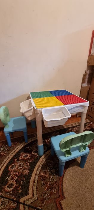 Пласмасовый столик со стульями