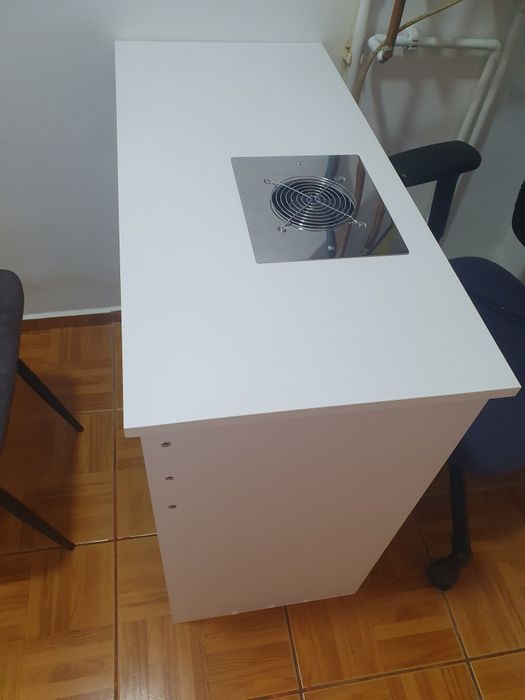 Masa manichiura cu aspirator
