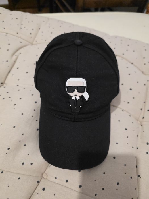 Като НОВА шапка с козирка Karl Lagerfeld