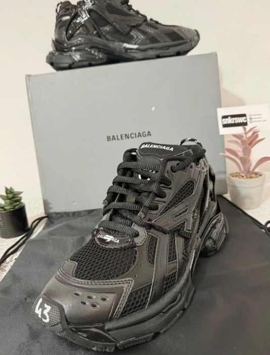 balenciaga runner black