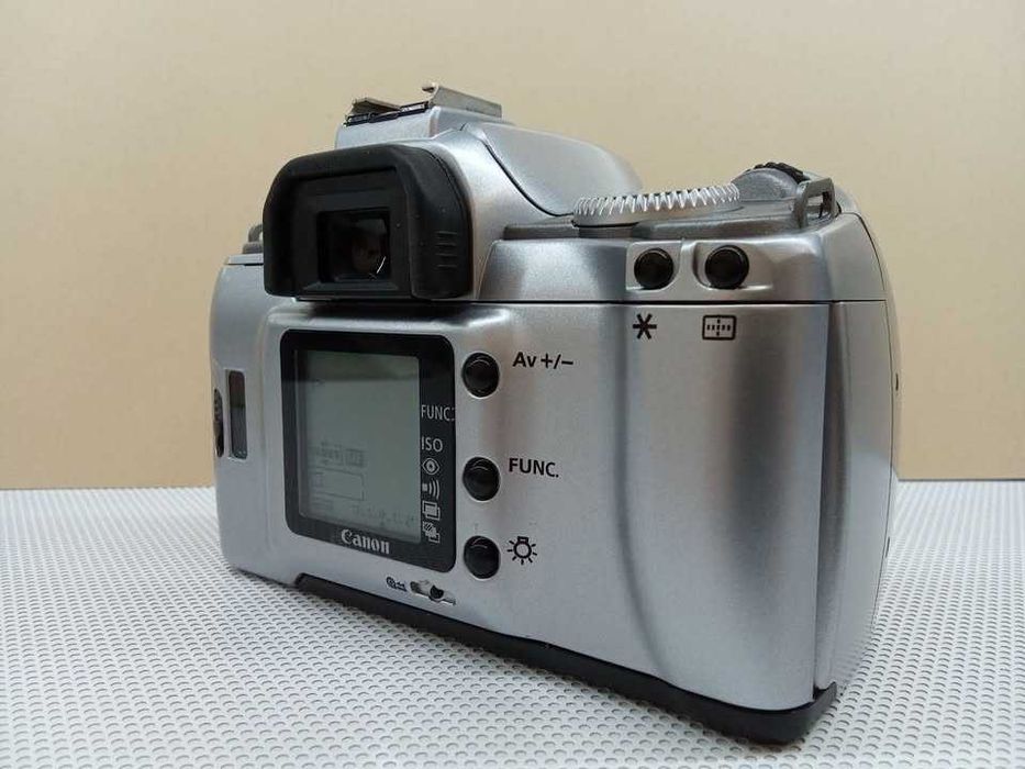Продавам фотоапарат тяло Canon 300v
