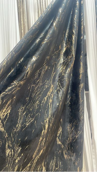 Draperie neagra cu insertii aurii si efect metalic 5m