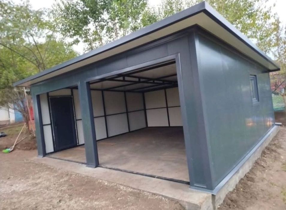 Vând garaj auto de structură metalică învelit cu panouri sandwich