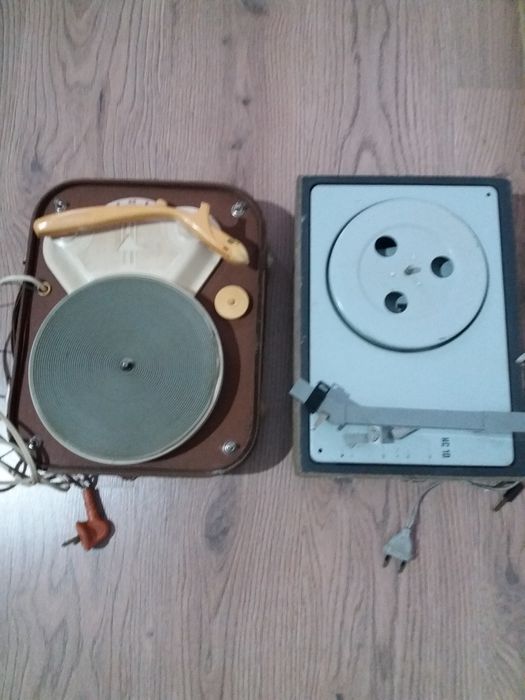 Vand 2 buc. pick-up vechi ani 60-70