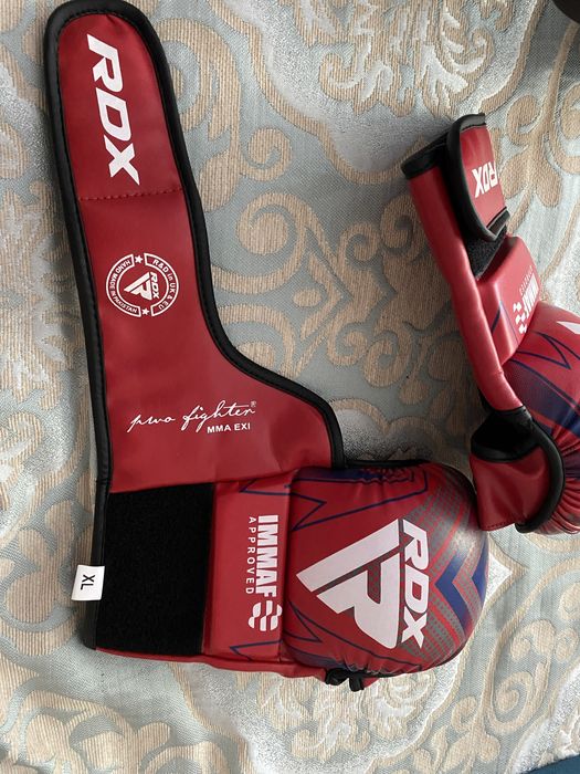 Перчатки черепашки и шлем.