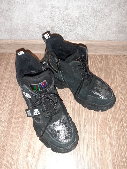 Продаю женские ботинки