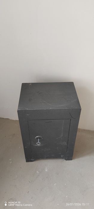 Seyf sotiladi 450 ming kelishtiriladi