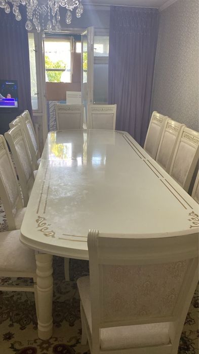 Большой стол для гостей