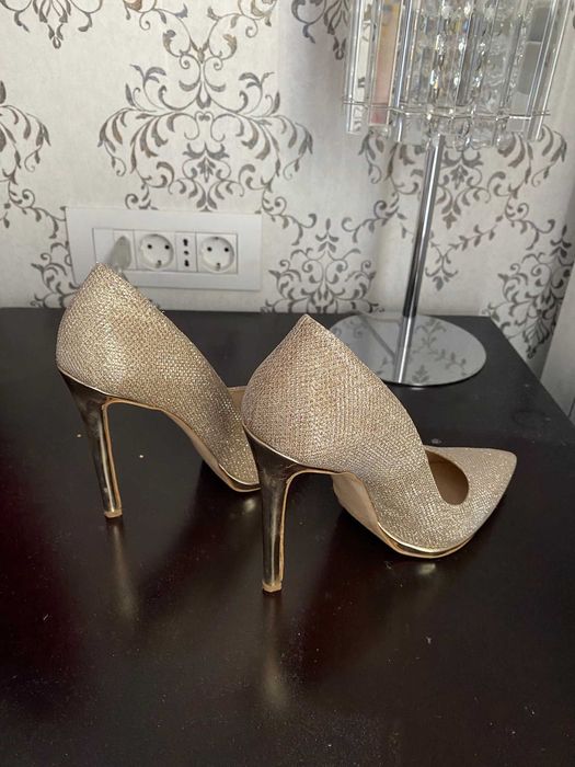 Pantofi dama (de seara) din piele -marimea 37, toc 10cm, culoare aurie