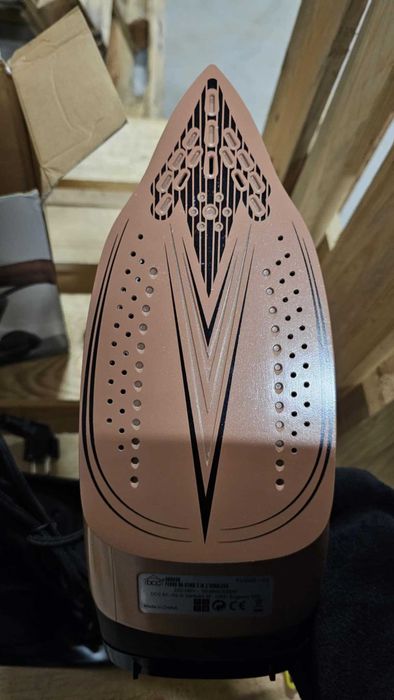 Безкабелна ютия с поставка DCG DB8030, Мостра