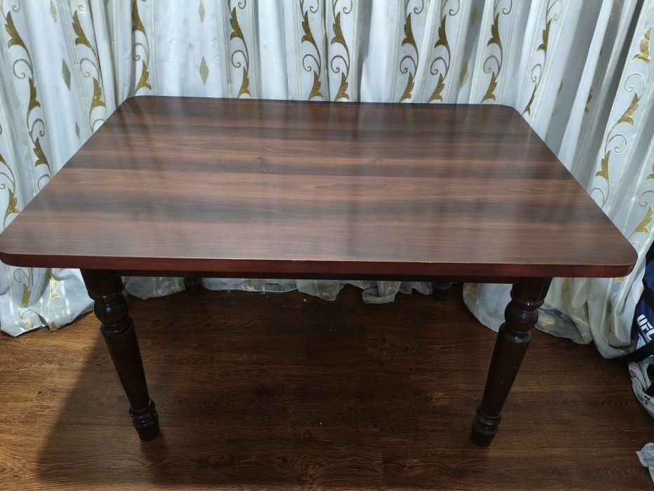 Стол обеденный в хорошем состоянии