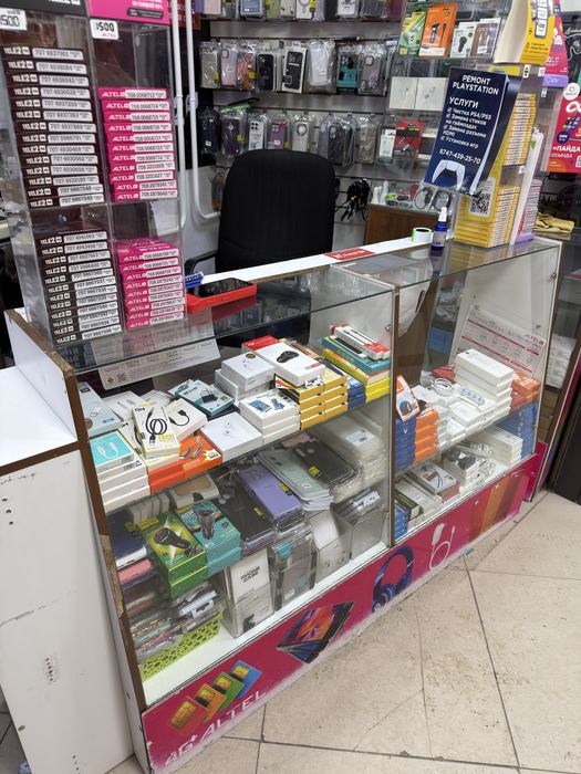 Продам  витрину б/у для торговли аксессуаров