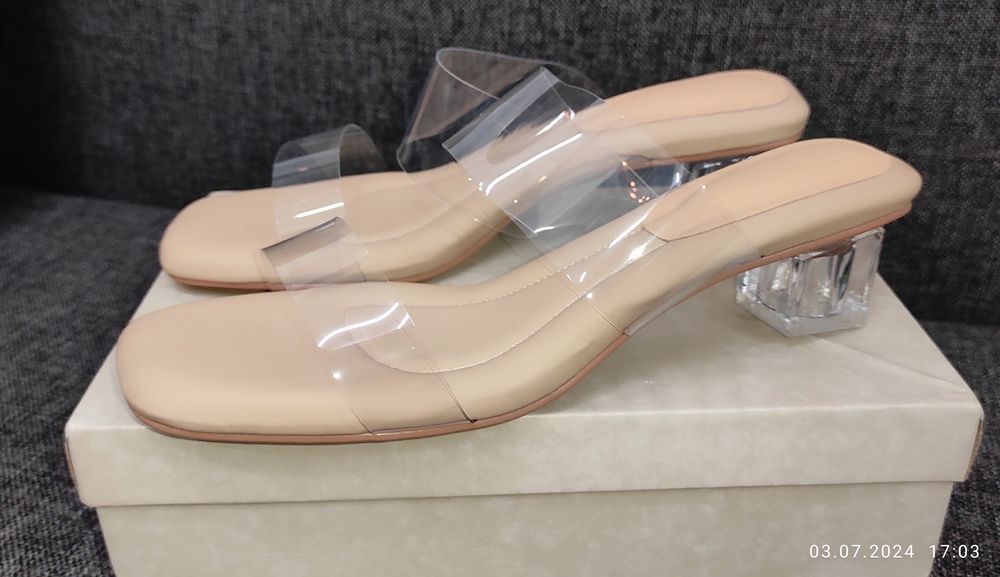 Босоножки женские .