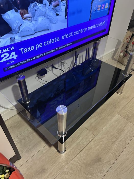 Masa de sticla jumate neagra potrivita pentru sugragerie