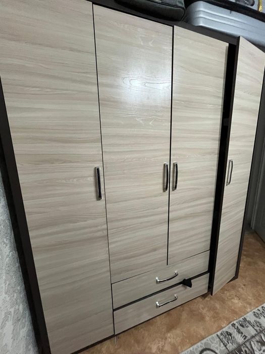 Шкаф и двуспальная кровать