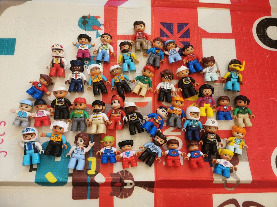 Lot lego duplo -- include masinute, multe figurine, animale, cuburi de diferite forme, placi mai mari si mai mici