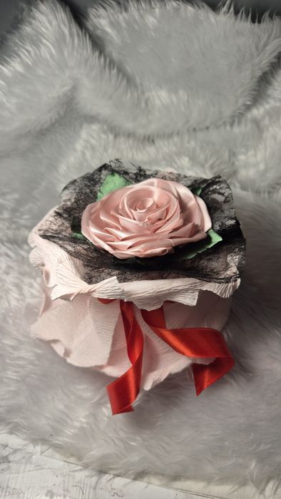 Mini buchetele cu trandafiri din saten