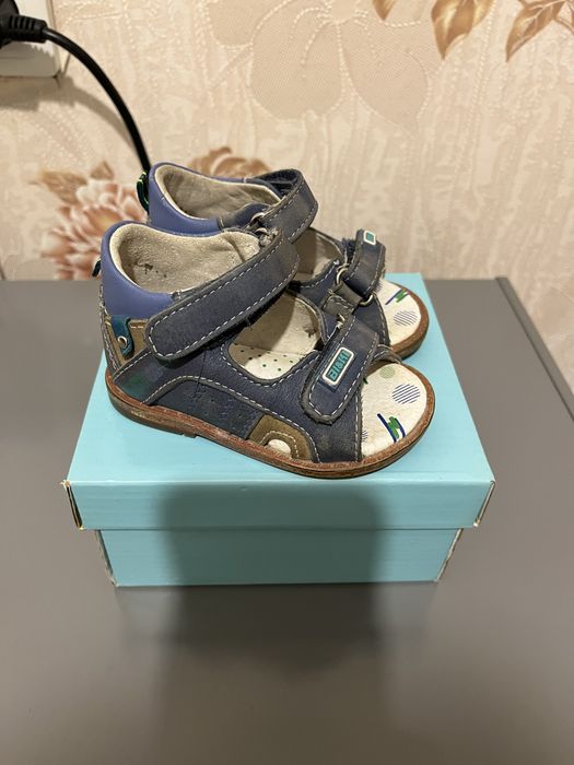 Продам фирменные сандали 18 размер