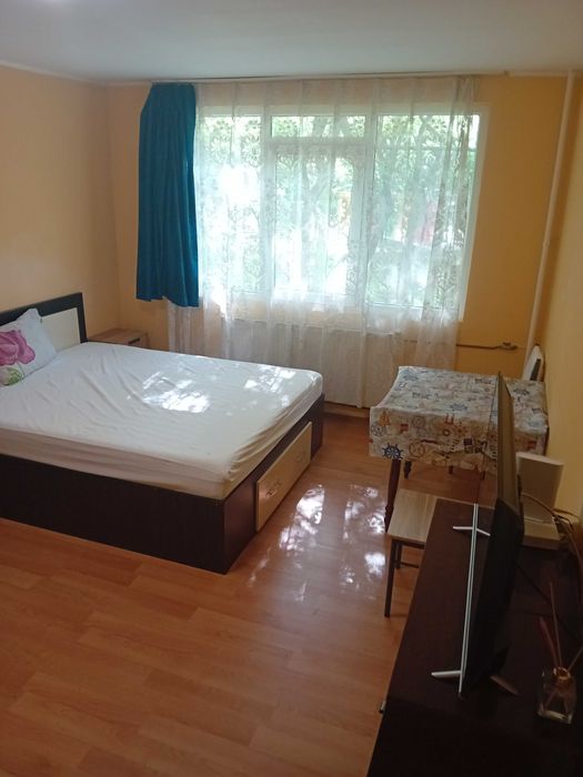 Piata Resita, particular - garsoniera spatioasa, mobilata, utilata