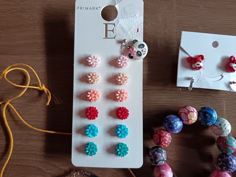 Лот разноцветни бижута