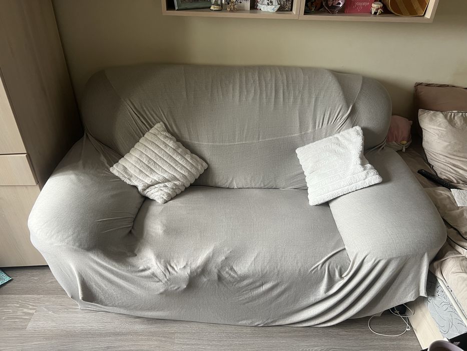 Двуместен диван.