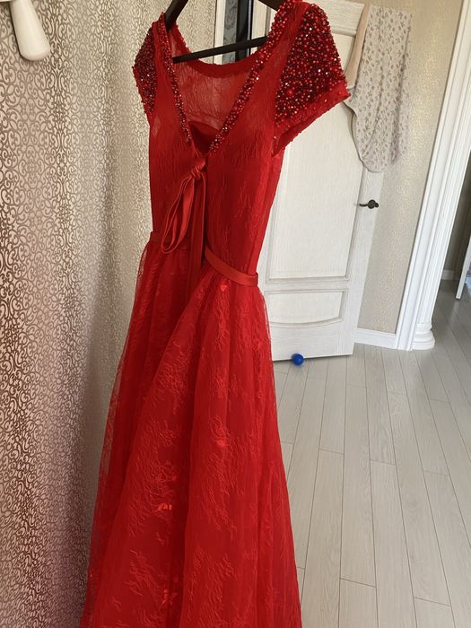 Красное красивое платье
