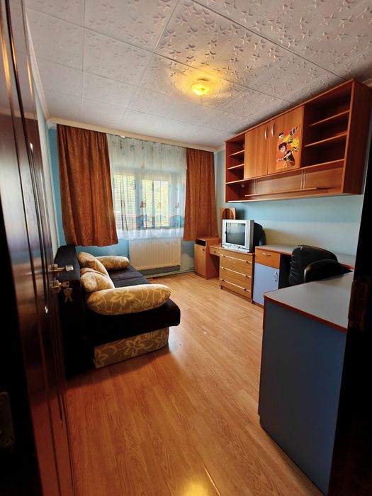 Apartament Motru. Suprafața 70mp 3 camere etajul 2 .