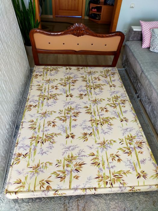 Кровать с новым матрасом