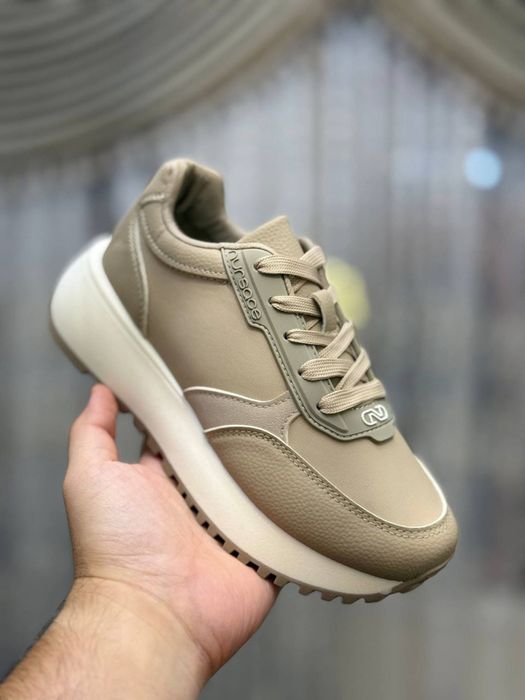 женсие кроссовки