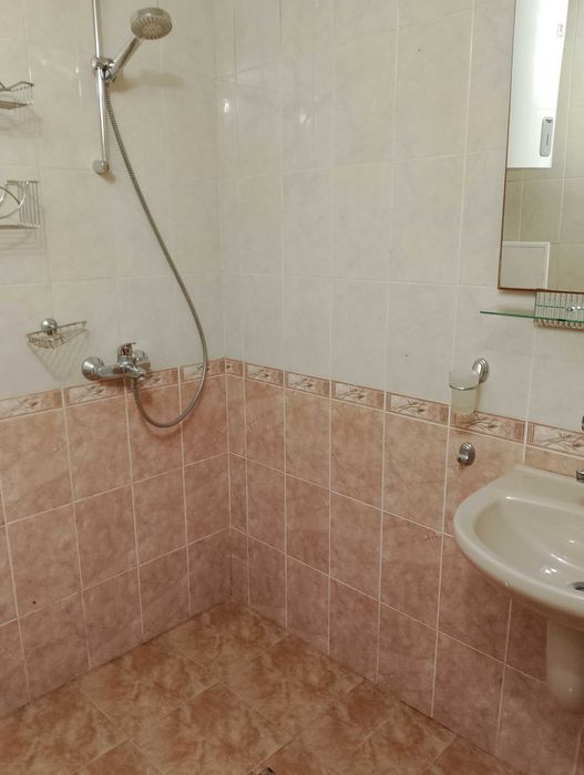 Дава под наем малък 2 стаен апартамент в гр.Бургас жк.Възраждане