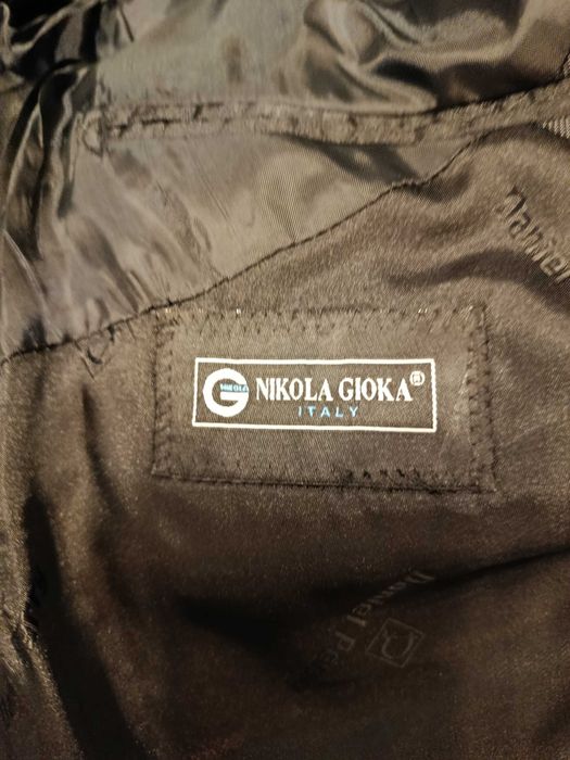 Продавам нов абитуриентски костюм сив цвят графит 48 номер