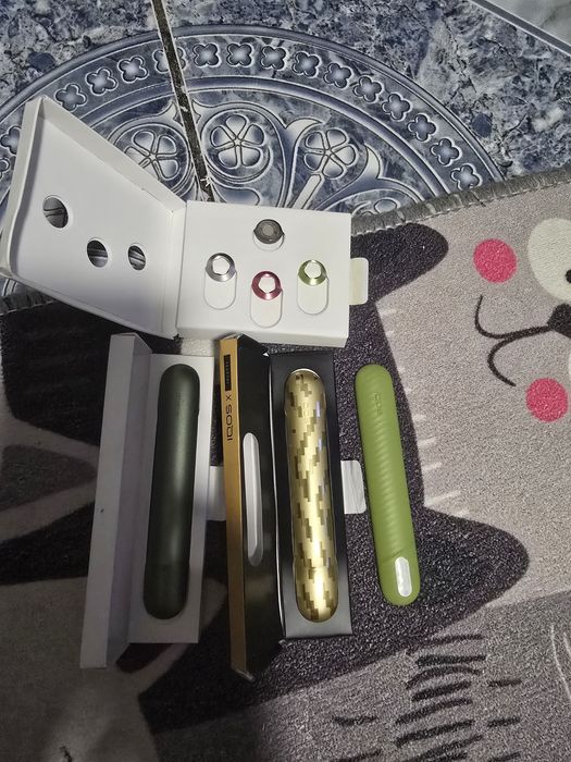 Vand 3 usite Iqos Iluma i si capacele stilou iqos
