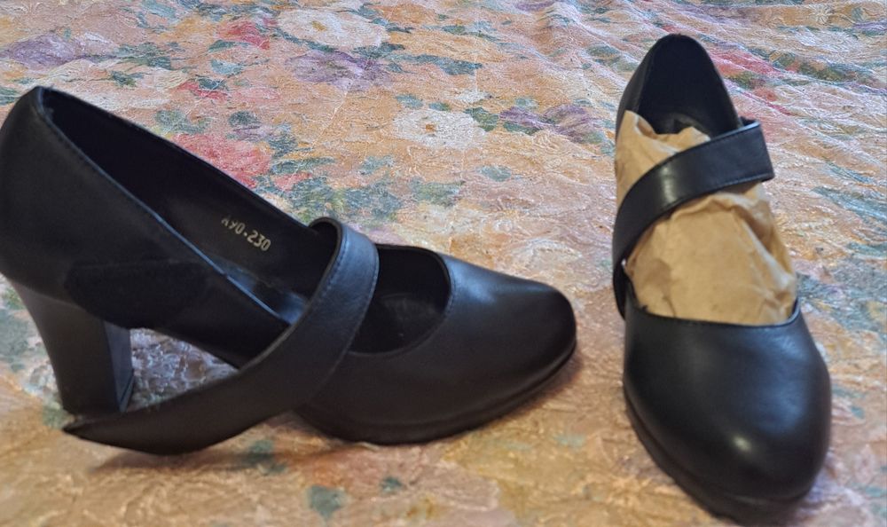 Продам туфли черные с пряжкой