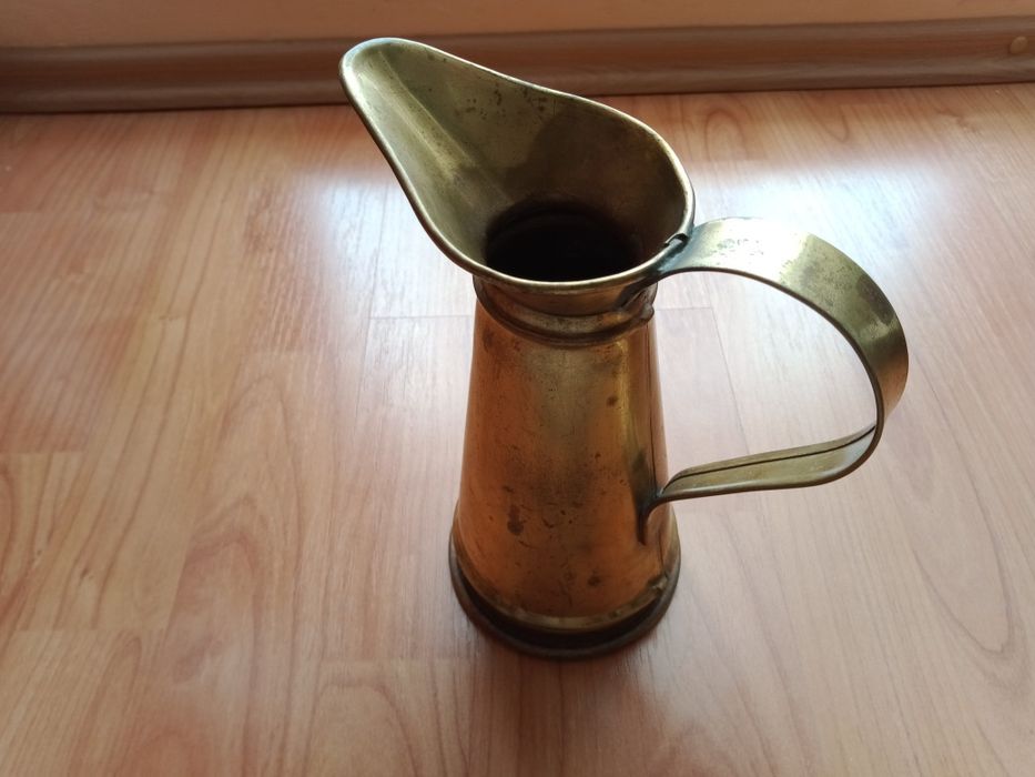 O cană (carafă) model deosebit lucrată manual