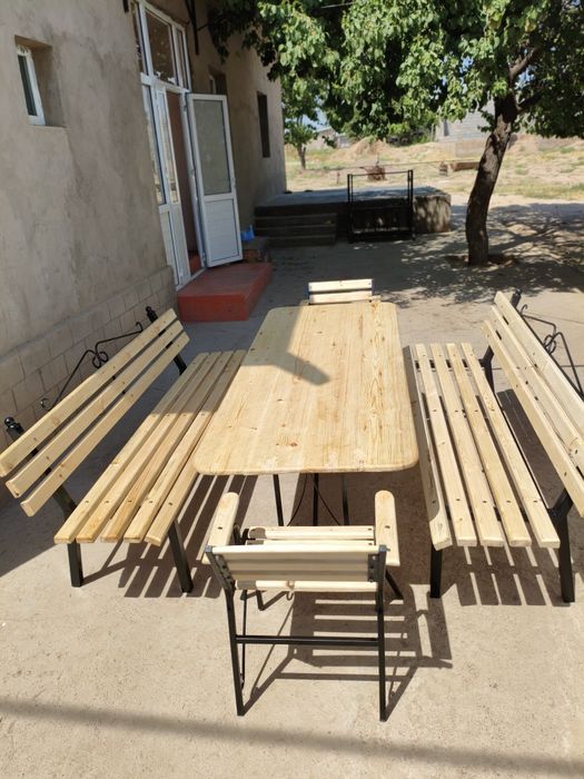 Стол и скамеика и кресло