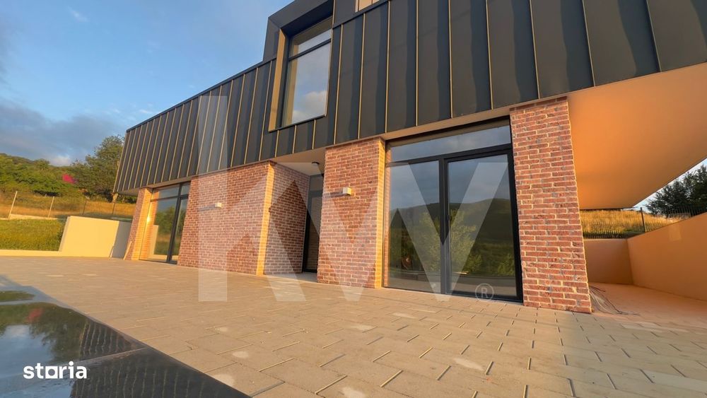 Casa arhitectura moderna cu panorama spre Muntii Fagaras si Cetatea Ci