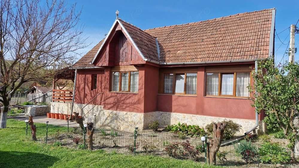 Casa cu teren de 2400 mp