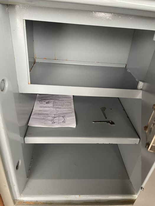 Сейф металлический , шкафчик для сейфа