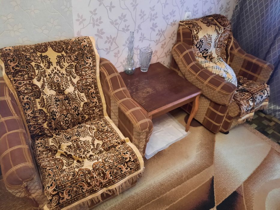 кресла и кофейный столик