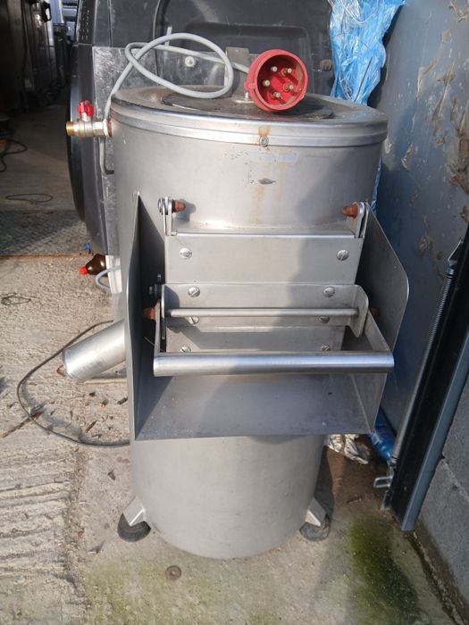 Vănd masina de curatat cartofi cu revizia facuta .trifazica