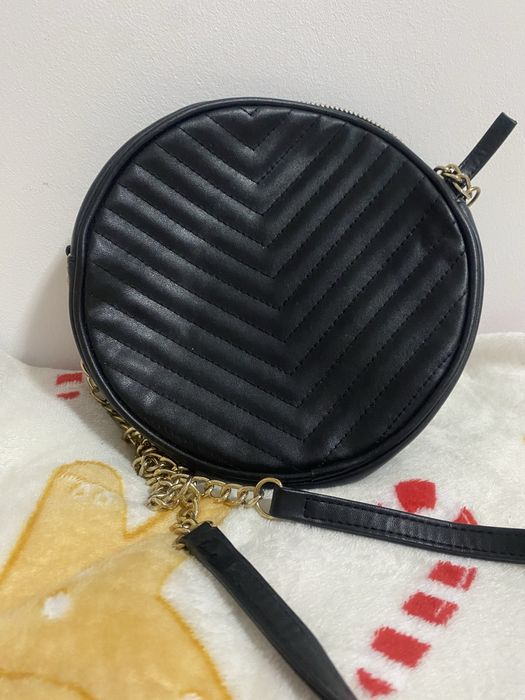 Geantă neagră rotundă